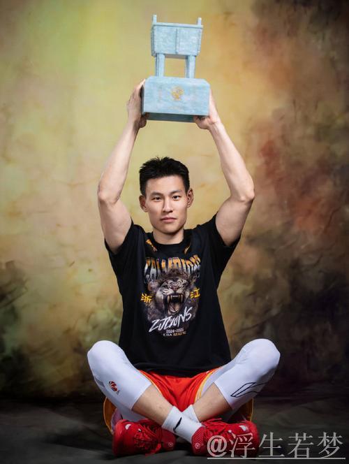 迅猛突破！@林秉圣Nelson 持球突破防线，灵活切入内线，强势造犯规完成2+1！